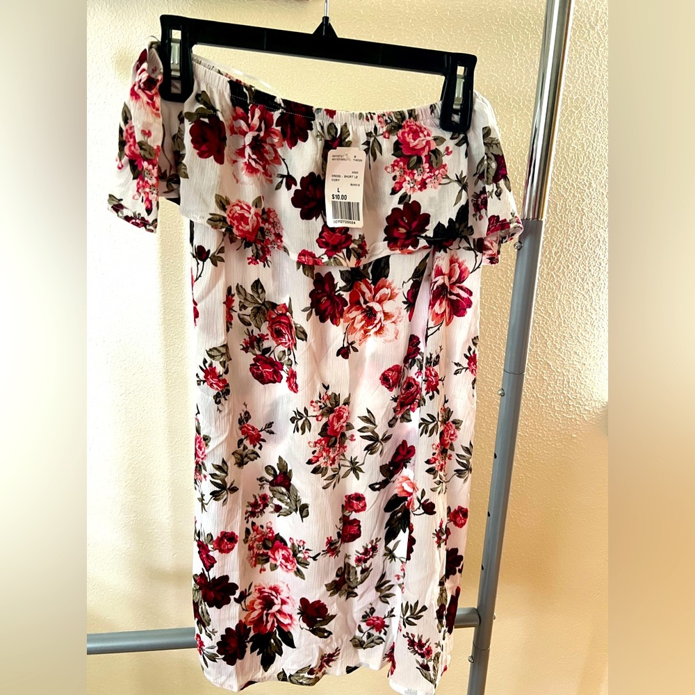 Off the shoulder dress! Brand new still with tags on, beautiful flower print.